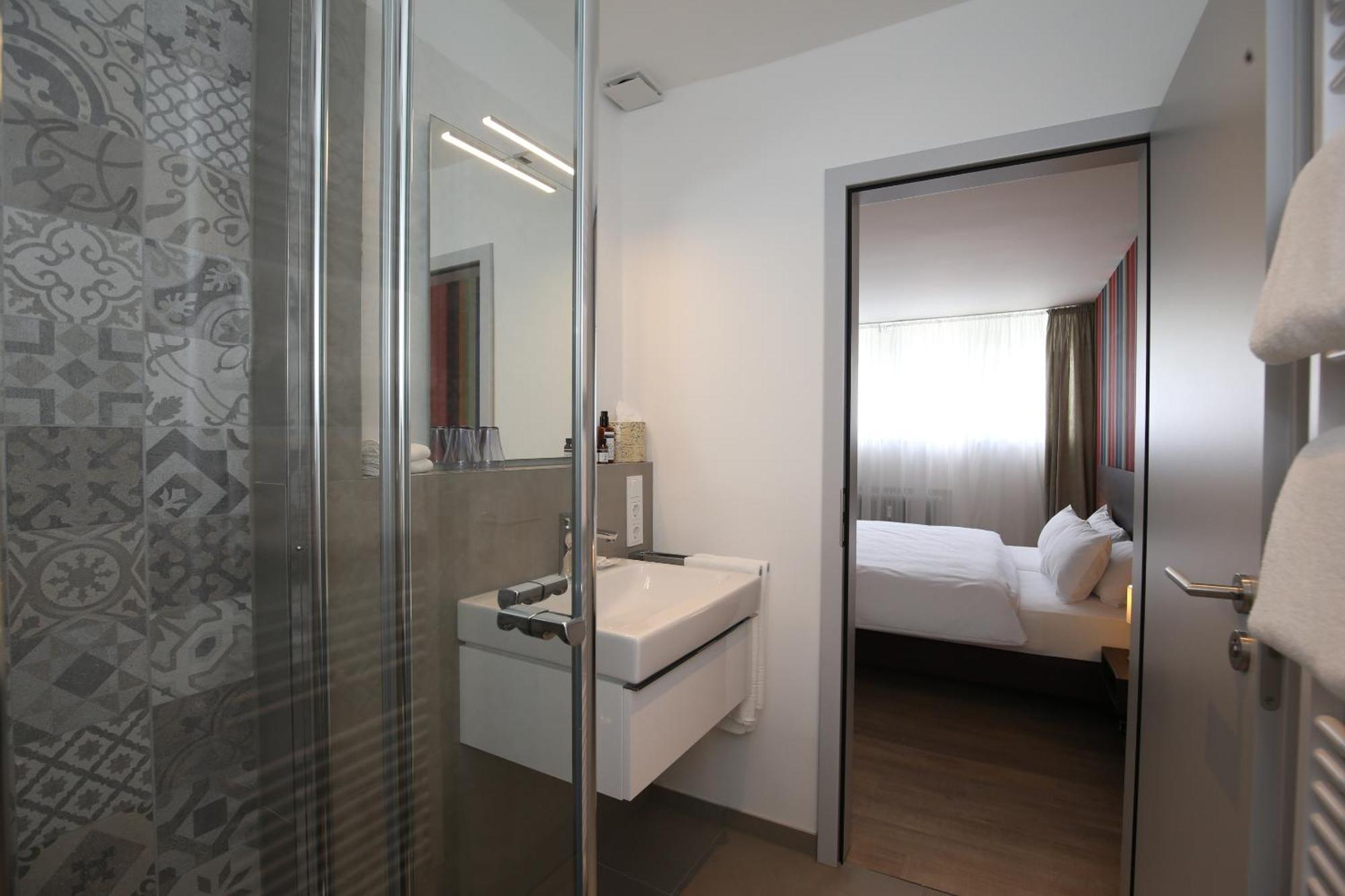 Hotel Faehrhaus Km734 Dusseldorf Room photo