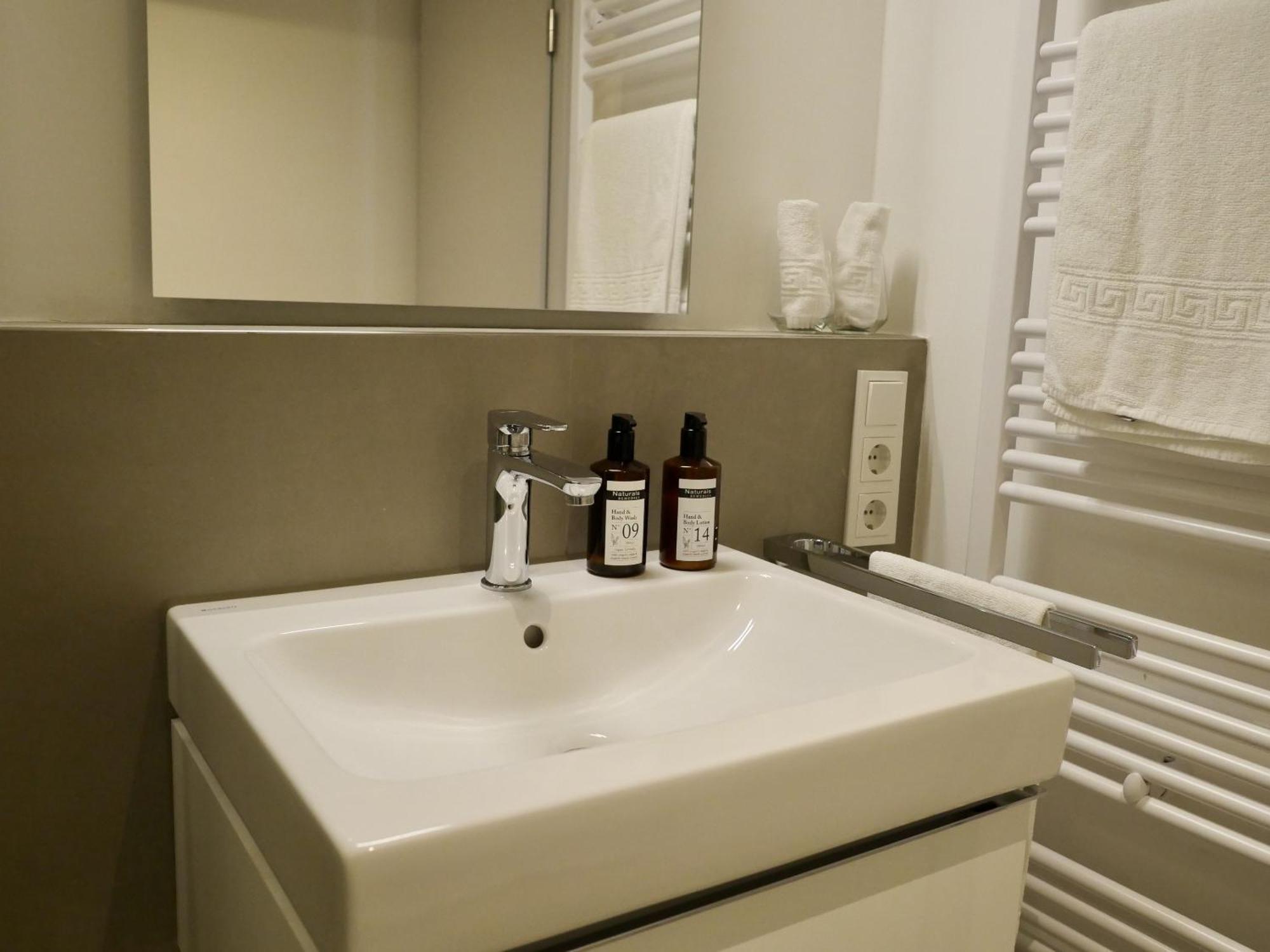 Hotel Faehrhaus Km734 Dusseldorf Room photo